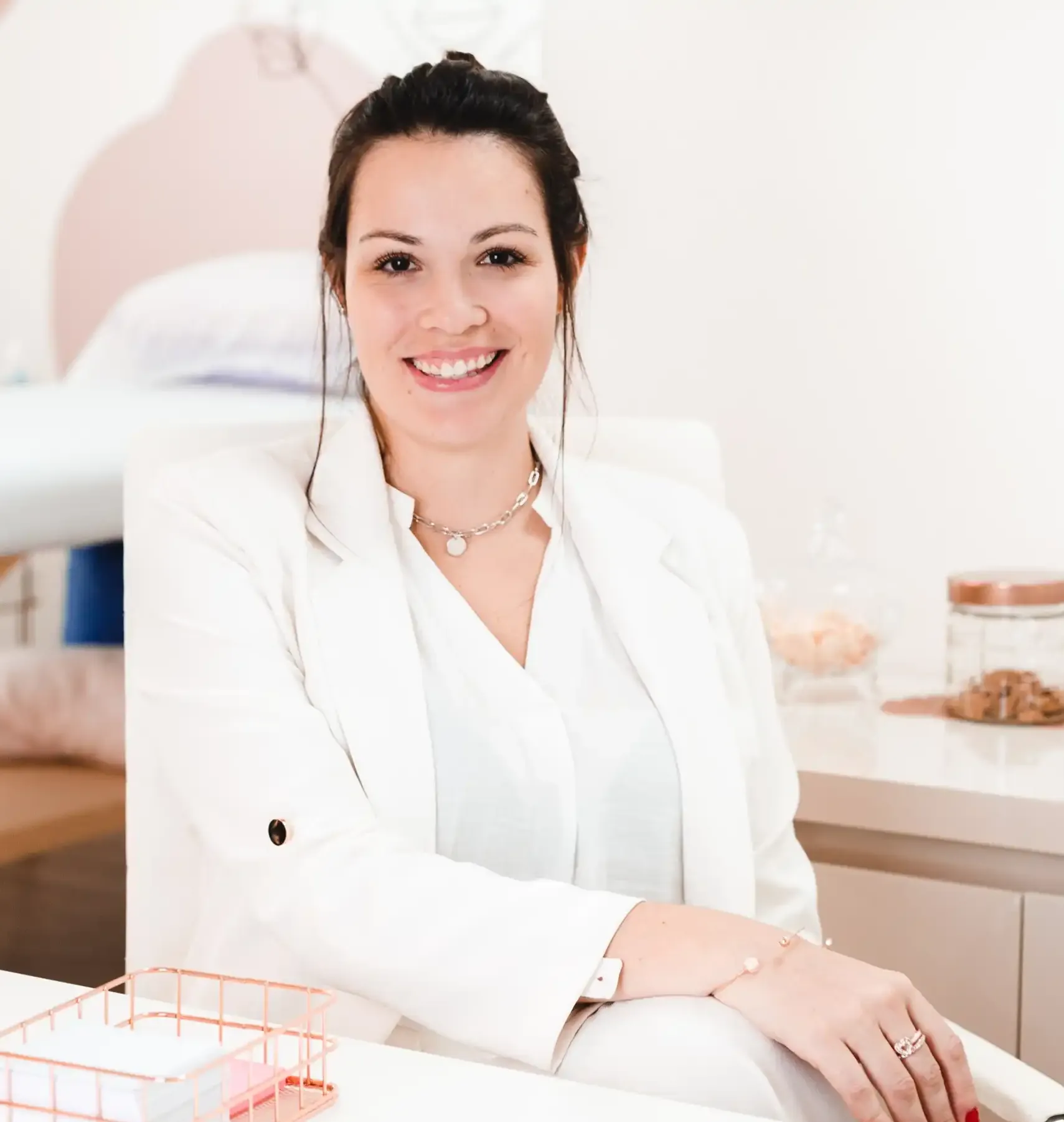 Thais Alosete, fisioterapeuta pélvica e obstétrica, sentada à mesa do consultório